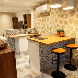 Air-conditioned Provençal studio, historic center, Hotel in Arles