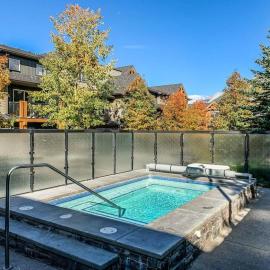 Rocky Mountain Condo with views of Grotto Mtn and hot tub, hotel i Dead Man's Flats