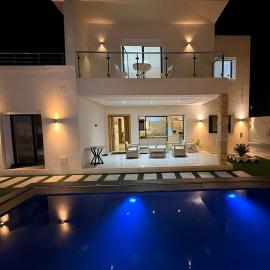 Luxury villa with pool in Sidi Fraj, Kerkennah，Ouled Yaneg的飯店
