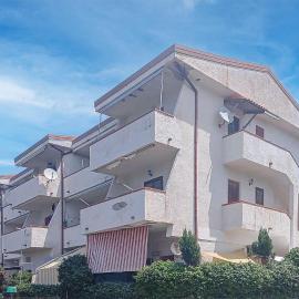 1 Bedroom Cozy Apartment In Sparvasile