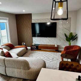 Maple Family House Stylish Stay for 8, hotel in Regina