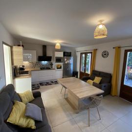 Entire place near airport, hotel in Sainte-Marie