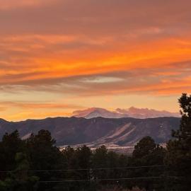 Pikes Peak Views + 6acre + Hot Tub + min to USAFA