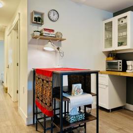 Private Suite - Near SkyTrain to DT - Free Parking