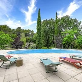 Maison de famille au calme sur 1 hectare à 15 minutes d'Aix 8 - 9 couchages, hôtel à Rognes