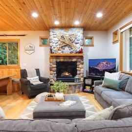 Snowline Hillside Chalet, hotel a Glacier