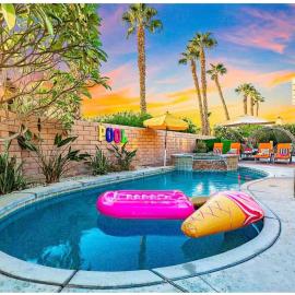 Marguerte - with pool and spa and game room, hotell i La Quinta
