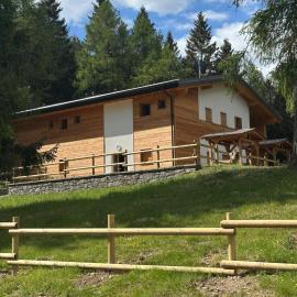 Rifugio Loa - Ai caduti di tutte le guerre, hotel Berzóban