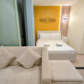 Boat Avenue condo, hotel in Bang Tao Beach