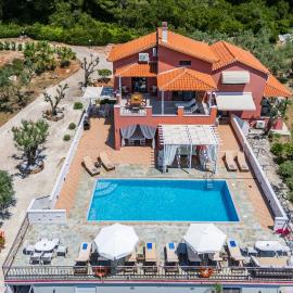 Luxury Villa with Private Pool in Skopelos, Spacious & Private, Villa Amaryllis By Kardous: Alikias şehrinde bir otel