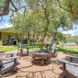 Poolside Oasis! Wine Country Gem in Fredericksburg, hotel in Fredericksburg