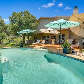 Poolside Oasis! Wine Country Gem in Fredericksburg, hotel di Fredericksburg