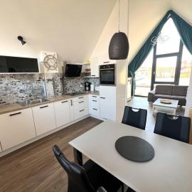 Ferienwohnung "Hafenlounge" in Heiligenhafen für bis zu 4 Personen. Modern ausgestattet, mit Balkon, nahe Ostsee und Yachthafen – ideal für Ihren Ostseeurlaub