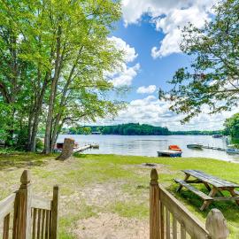 Waterfront Escape on Bass Lake: Paddle, Fish, Swim, hotel em Irons