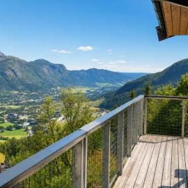 Mountain gem- Ski in-out & panorama views