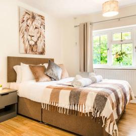 5 Bedroom House, Private Parking, Near Gatwick Airport, Contractor & Family Friendly Fast Wi-Fi & Self Check-In