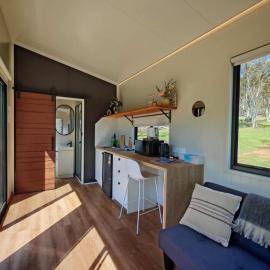 The Frosty Trout - Lakeside Snowy Mts Tiny House, hotel v destinácii Kyloe