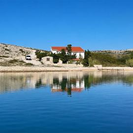 1 Bedroom Beach Front Apartment In Smokvica, hotel in Smokvica