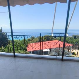 Paradisos, hotel em Loutsa