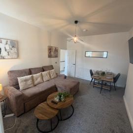 Percy Home - NEW 2 Br 1 Bath Hollidays andContractors, hotel in Blyth