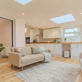 Loughborough Luxe Bungalow Retreat Sleeps 6、ラフバラーのホテル