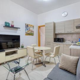 Cosy 2BR Maisonette with Balcony & AC in Pietà, hotel en Pietà