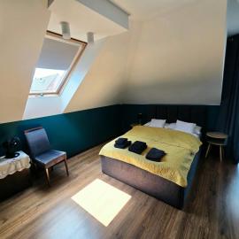 Szary odpoczynek na piętrze - wieś Pogórze, dla zmotoryzowanych, hotel in Pogórze