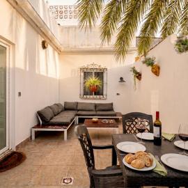 Quiet 3-bedroom house near Town Hall & Centre, hotel a Torremolinos