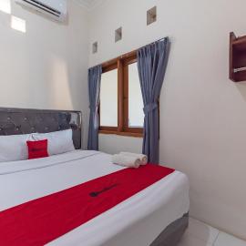 RedDoorz at Anjasmoro Guest House near Bandara Ahmad Yani Semarang, Hotel in Kalibanteng-lor