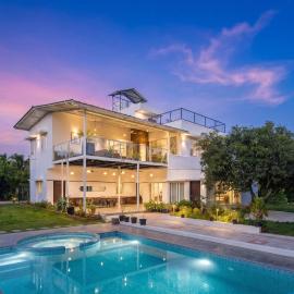 StayVista at Rama Villa with BBQ & Pool, hotel v destinaci Gudibanda