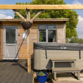 Cosy Cabin with Hot Tub and Lakeview in Cotswolds - Pass the Keys, hotel a Fairford