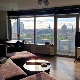 Modern skyline-view condo at a luxury complex, hotel em Vilnius