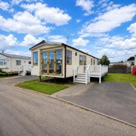 Great Caravan With Decking At Dovercourt Holiday Park Ref 44002F, hotel in Great Oakley