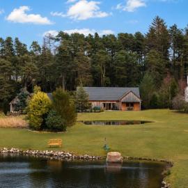 Lakeside Lodge, Views, Hot Tub & Fully Accessible, hotel Elginben