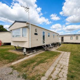 Great Caravan With Modern Furnishings At Dovercourt Holiday Park Ref 44007D, hotel in Great Oakley