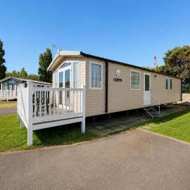Lovely 8 Berth Caravan With Front Decking At Naze Marine, Ref 17022Sl, hotel in Walton-on-the-Naze