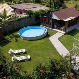 Maxim Wooden Holiday - Cozy Stay with Private Pool, hotell sihtkohas Halikounas
