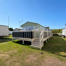 Lovely 8 berth caravan at Naze Marine Holiday Park in Essex ref 17237C, hotel in Walton-on-the-Naze