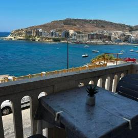 Excellent views, hotel u gradu Marsalforn