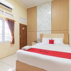 RedDoorz Near Alun Alun Slawi, hotel v mestu Procot