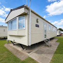 Lovely 6 Berth Caravan At Dovercourt Holiday Park In Essex Ref 44201G, hotel in Great Oakley