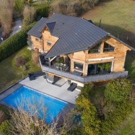 Villa with pool, 5 minutes from the lake, hotell sihtkohas Doussard