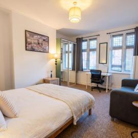 Central Watford 3-Bed Flat, Walk to Junction