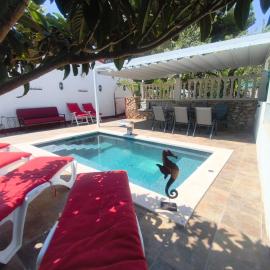 Villa Els Rosers - climatizado, con barbacoa, piscina-jacuzzy XL, מלון בRodonyà