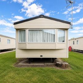 Lovely 6 berth caravan at Dovercourt Holiday Park in Essex ref 44602B