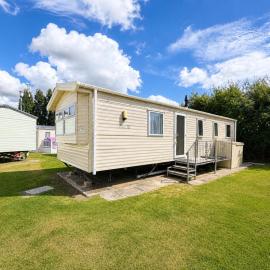 Great Caravan With Decking At Dovercourt Holiday Park Ref 44506F, hotel in Great Oakley