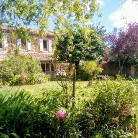 Mas Les Romarins, 10 min d'Uzès, piscine et grand jardin clos, jeux, nid de repos et base pour activités dans le Gard