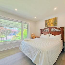 Modern Ensuite Rooms - Walk to Subway Station & Rogers Stadium, hotel u gradu Toronto