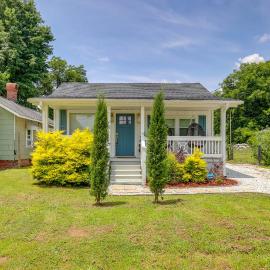< 3 Mi to Dtwn: Modern Cottage in Greenville!
