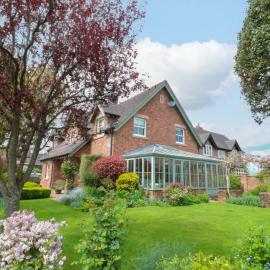 The Garden House - Alton Towers & Peak District